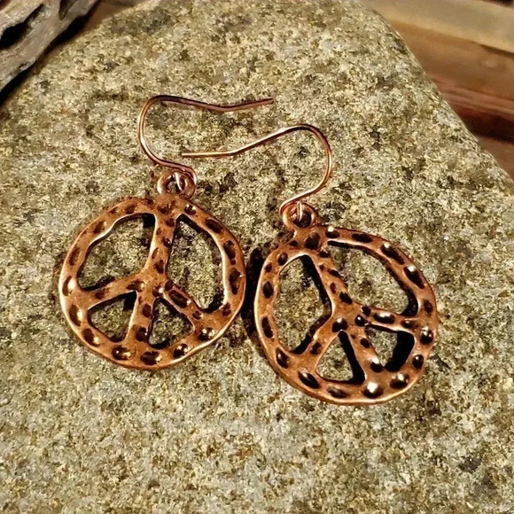 Edgy Rustic Antique Copper Hammered Peace Sign Earrings - Picture 4 of 6